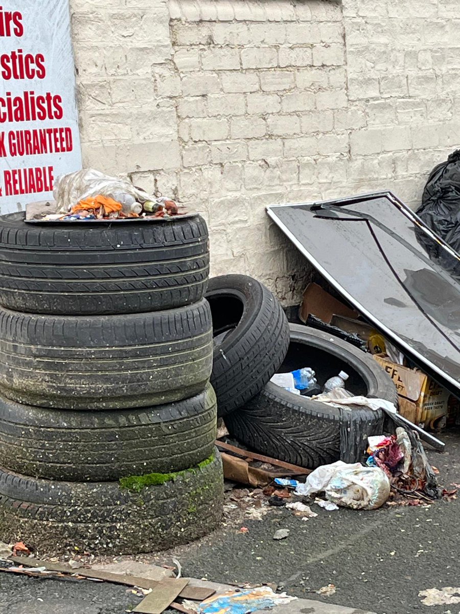 ScattyDrummer's tweet photo. @GlasgowCC  I was at a class in Kilbirnie St last night and was shocked at the state of it.  There were visible rats running about the street.

I can't report it officially because I'm not a resident.

This is absolutely Vile.

Can something be done??  

This is a health hazard https://t.co/YnVf9swAZe