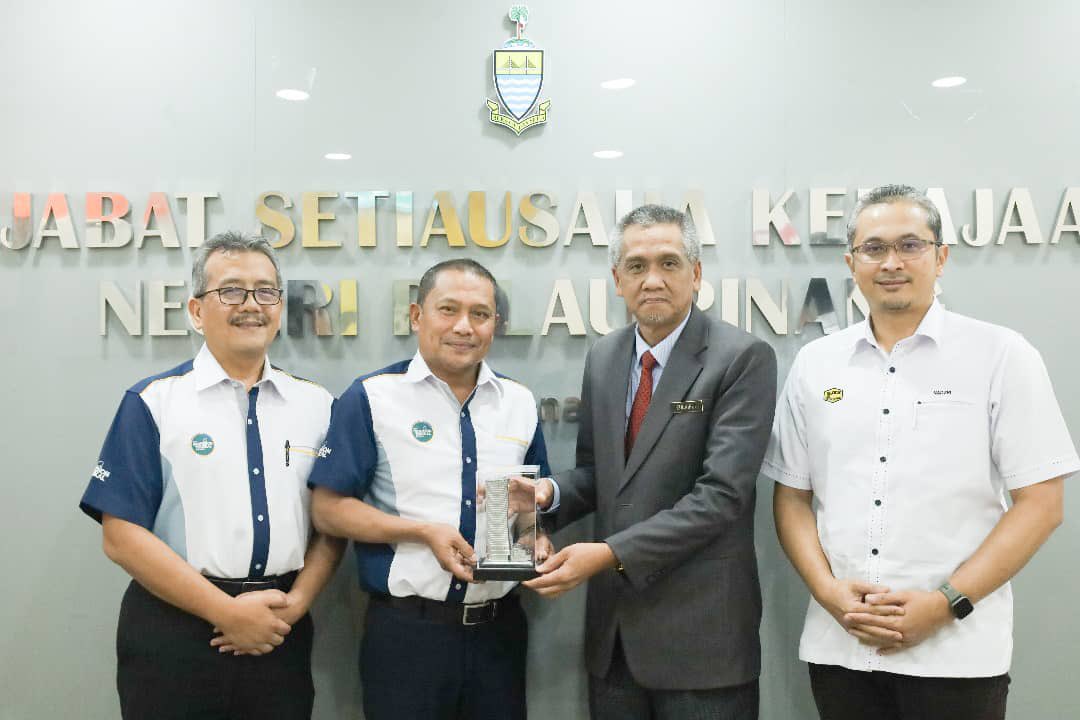 TkpkrBangunan's tweet photo. 29 Okt 2024 - Kunjungan Hormat oleh JKR  Ke Pejabat YB Dato’ Zulkifli (SUK Negeri P Pinang) sempena HPTN yang merupakan program sambutan tahunan di peringkat kebangsaan. Delegasi diketuai YBhg. @IEsa2018 TKPKR Sektor Bangunan. Turut hadir sama Pengarah CDPK &amp; Pengarah P.Pinang. https://t.co/tXypKbmfkB