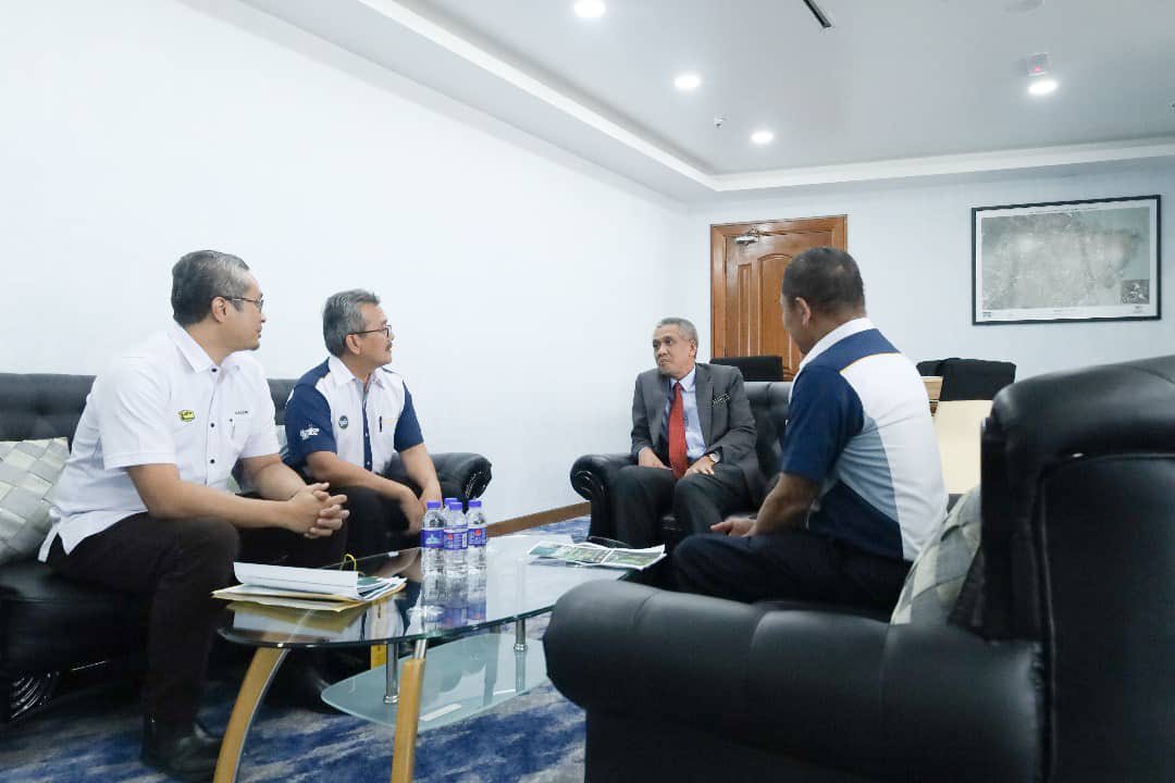 TkpkrBangunan's tweet photo. 29 Okt 2024 - Kunjungan Hormat oleh JKR  Ke Pejabat YB Dato’ Zulkifli (SUK Negeri P Pinang) sempena HPTN yang merupakan program sambutan tahunan di peringkat kebangsaan. Delegasi diketuai YBhg. @IEsa2018 TKPKR Sektor Bangunan. Turut hadir sama Pengarah CDPK &amp; Pengarah P.Pinang. https://t.co/tXypKbmfkB