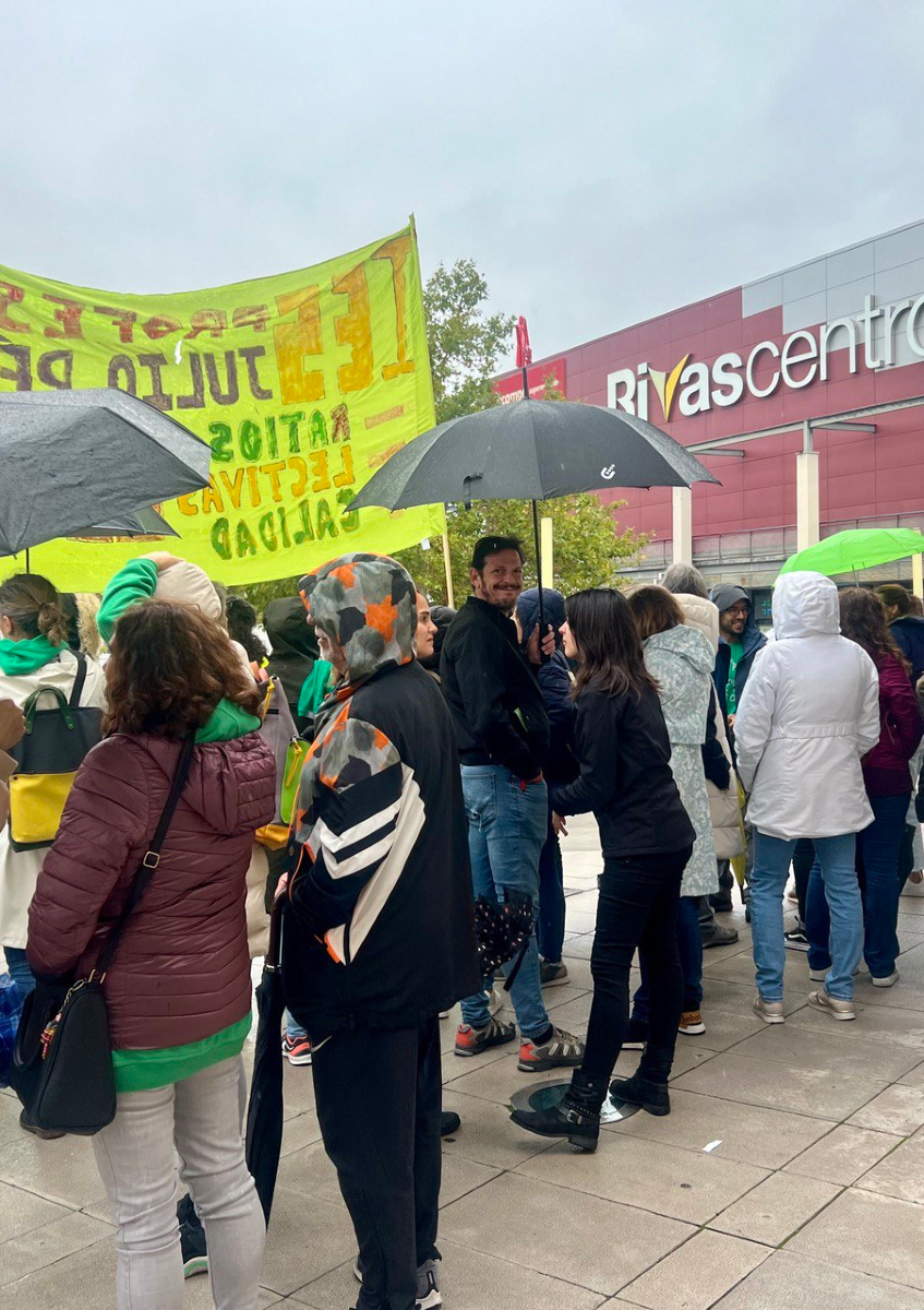 IU_EquoRivas's tweet photo. ☔ Nos hemos mojado junto al profesorado que hoy hacen huelga para defender una Educación Pública en mejores condiciones.

Menos ratios, bajada de horario, libre elección de jornada y equiparación salarial con otras CCAA.

Por la calidad de la educación y los derechos laborales. https://t.co/EQ0T7m3Lf1