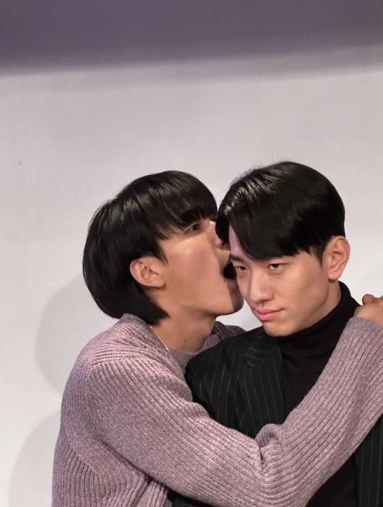 beansxooo's tweet photo. HOEUN IS SPAMMING HIS IG WITH THEIR COUPLE PHOTOS 😭 https://t.co/1gtE3JWNq2