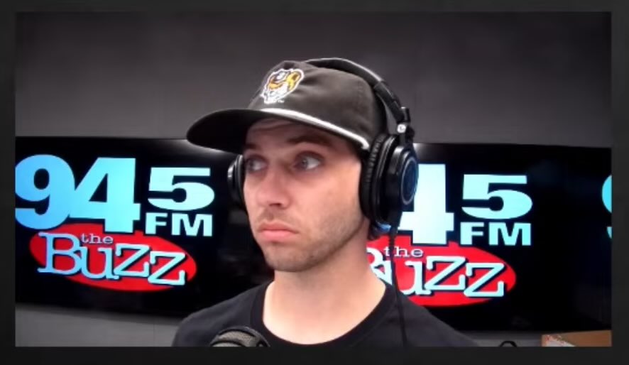 nitehikari's tweet photo. @rodryanshow @Tess1Tess2 Monday morning dress code for Alex…. All Black. https://t.co/gh5nj8lBOH