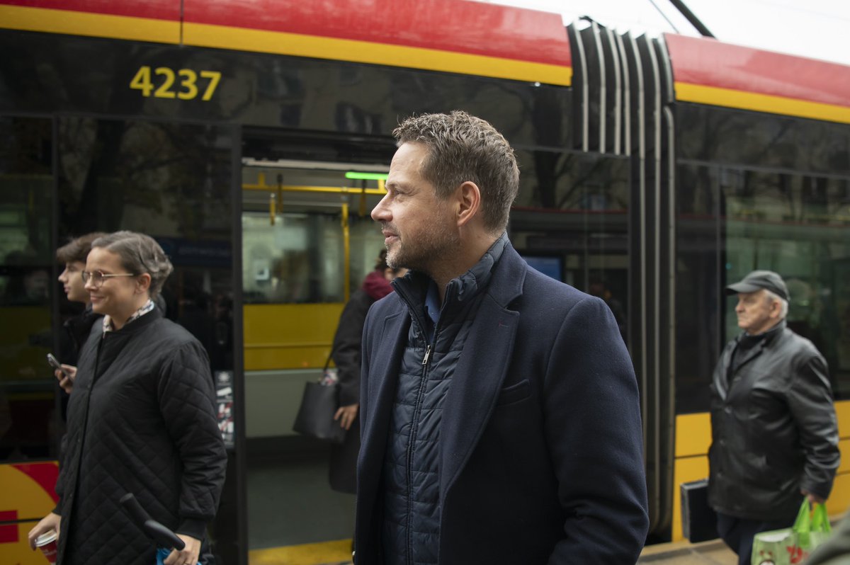 trzaskowski_'s tweet photo. #TramwajdoWilanowa już kursuje. Nareszcie. Dziękuję wszystkim, z którymi na końcu trasy spotkałem się na porannej kawie 🙂Dziękuję też za Waszą cierpliwość. Wiem, że utrudnienia były i jeszcze przez jakiś czas będą uciążliwe, ale jestem przekonany, że nowe połączenie będzie nam wszystkim dobrze służyć. 

To największa od lat inwestycja tramwajowa nie tylko w @warszawa , ale w całej Polsce. I kolejny przykład na to, jak #FunduszeUE zmieniają nasze miasto.

Trasę będą obsługiwać na razie dwie linie tramwajowe: 14 przez Politechnikę na Ochotę oraz 16 do centrum i dalej do pętli na Piaskach. W godzinach szczytu tramwaje kursować będą co 2-4 min. Po oddaniu odnogi na Stegny zostanie uruchomiona jeszcze jedna linia tramwajowa: 19.
