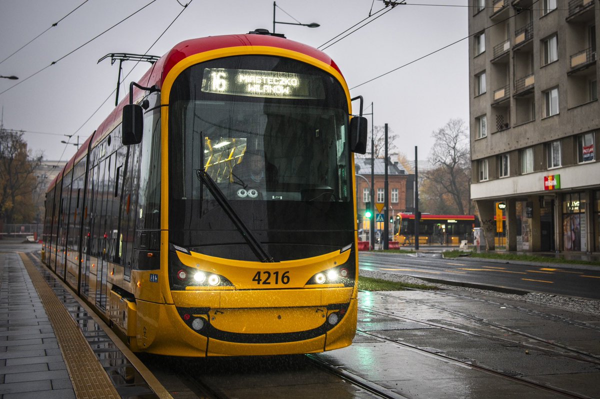 trzaskowski_'s tweet photo. #TramwajdoWilanowa już kursuje. Nareszcie. Dziękuję wszystkim, z którymi na końcu trasy spotkałem się na porannej kawie 🙂Dziękuję też za Waszą cierpliwość. Wiem, że utrudnienia były i jeszcze przez jakiś czas będą uciążliwe, ale jestem przekonany, że nowe połączenie będzie nam wszystkim dobrze służyć. 

To największa od lat inwestycja tramwajowa nie tylko w @warszawa , ale w całej Polsce. I kolejny przykład na to, jak #FunduszeUE zmieniają nasze miasto.

Trasę będą obsługiwać na razie dwie linie tramwajowe: 14 przez Politechnikę na Ochotę oraz 16 do centrum i dalej do pętli na Piaskach. W godzinach szczytu tramwaje kursować będą co 2-4 min. Po oddaniu odnogi na Stegny zostanie uruchomiona jeszcze jedna linia tramwajowa: 19.