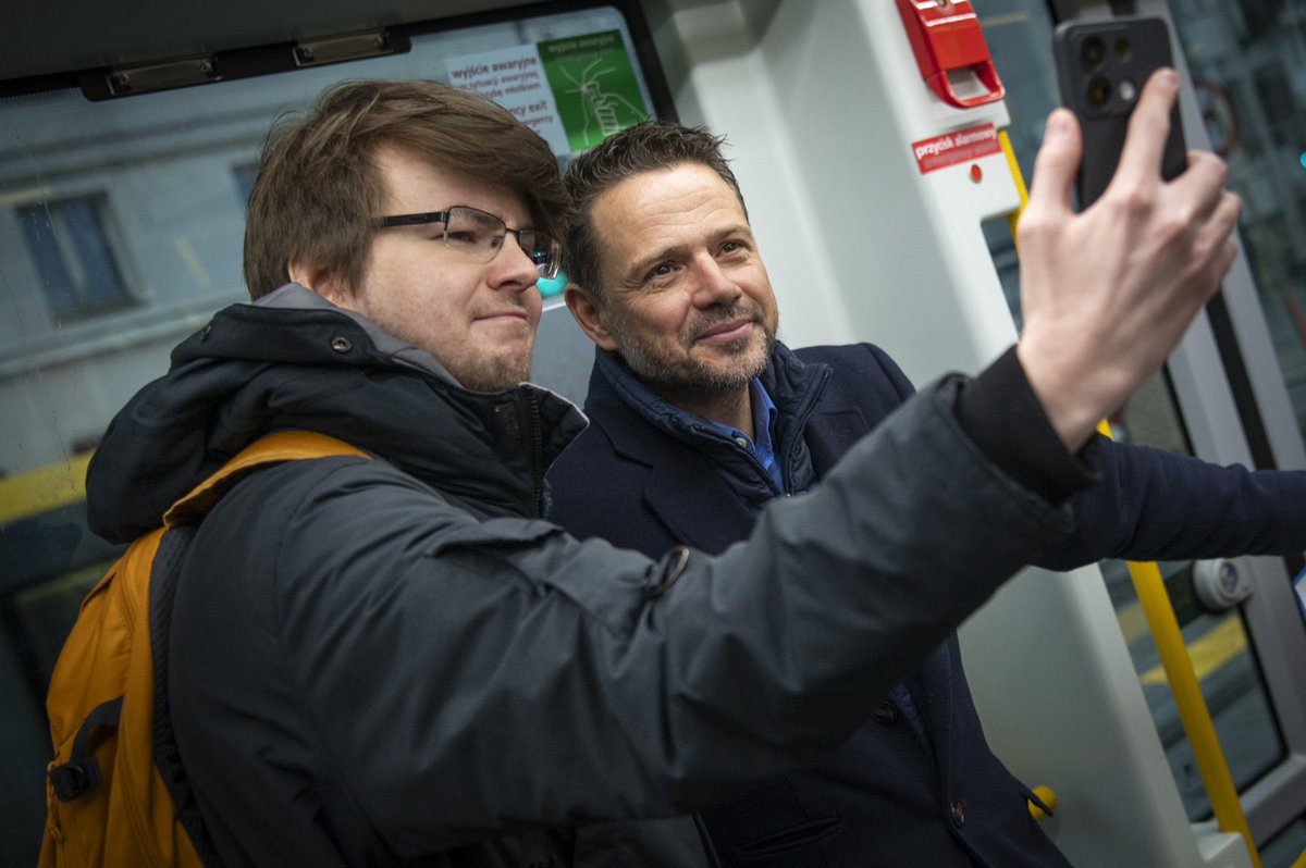 trzaskowski_'s tweet photo. #TramwajdoWilanowa już kursuje. Nareszcie. Dziękuję wszystkim, z którymi na końcu trasy spotkałem się na porannej kawie 🙂Dziękuję też za Waszą cierpliwość. Wiem, że utrudnienia były i jeszcze przez jakiś czas będą uciążliwe, ale jestem przekonany, że nowe połączenie będzie nam wszystkim dobrze służyć. 

To największa od lat inwestycja tramwajowa nie tylko w @warszawa , ale w całej Polsce. I kolejny przykład na to, jak #FunduszeUE zmieniają nasze miasto.

Trasę będą obsługiwać na razie dwie linie tramwajowe: 14 przez Politechnikę na Ochotę oraz 16 do centrum i dalej do pętli na Piaskach. W godzinach szczytu tramwaje kursować będą co 2-4 min. Po oddaniu odnogi na Stegny zostanie uruchomiona jeszcze jedna linia tramwajowa: 19.