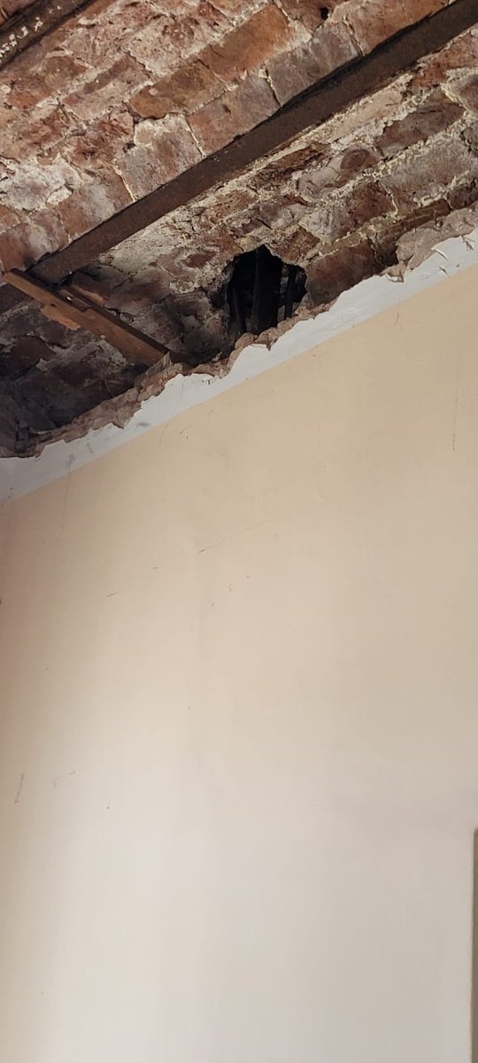 Ayer le comentaron del ministerio de Salud de CABA al director del Hospital Muñiz que no había riesgo de derrumbe. Me cuentan colegas médicos que hoy de volvió a caer el techo. Macri y Quiros son responsables. AMM y Federación sindicatos cómplices. Asamble y Paro YA!