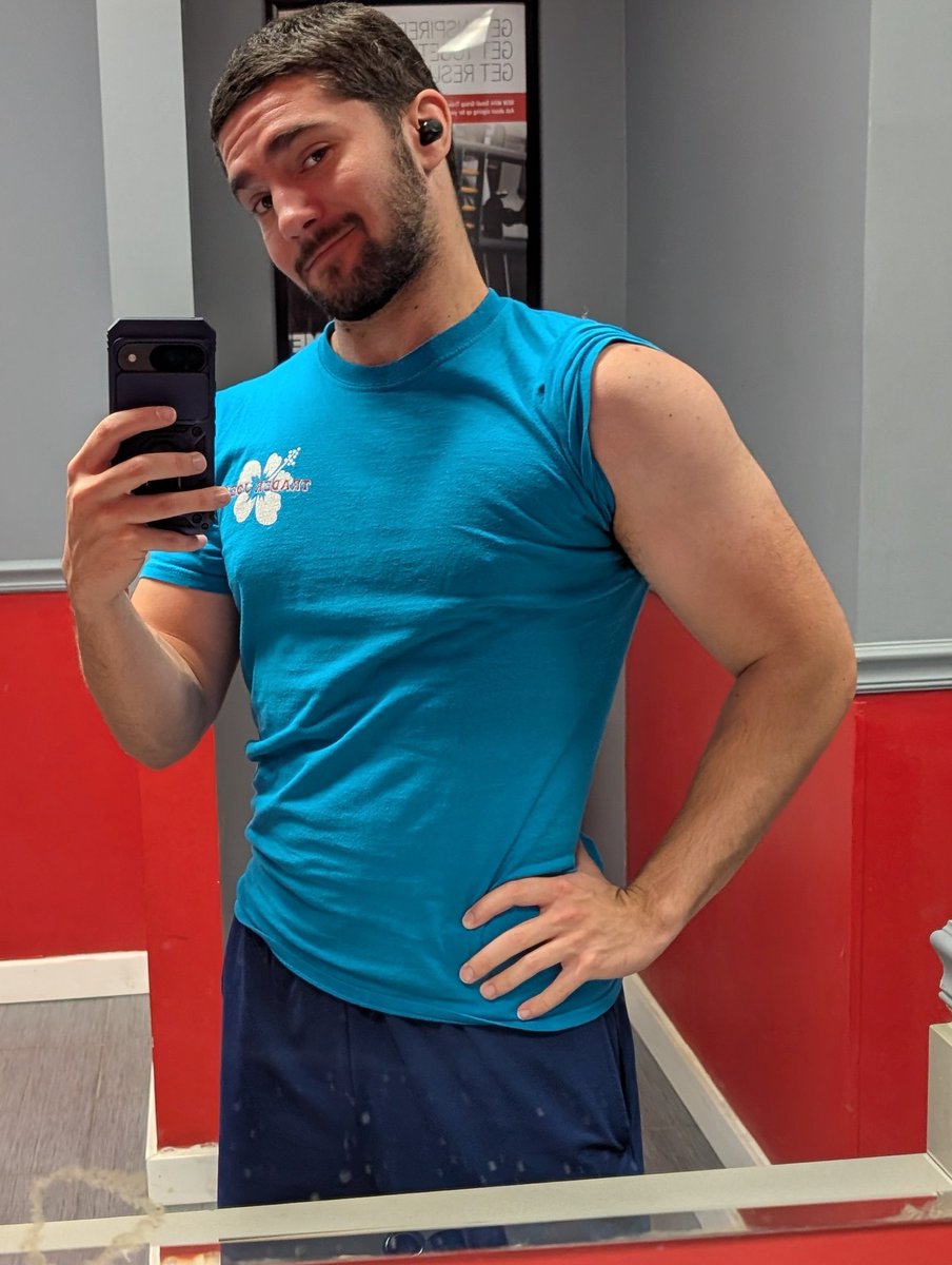 Tired and scruffy but crushing that arm day 💪😎