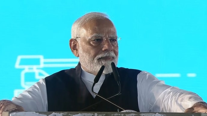 NewsAlgebraIND's tweet photo. BIG NEWS 🚨 PM Modi gets emotional at the event.

He said "I apologize to all the elderly people above 70 years of age in Delhi and West Bengal that I will not be able to serve you"

"Delhi and West Bengal State Govts have not implemented Ayushman Bharat scheme because of their political interests" - PM
