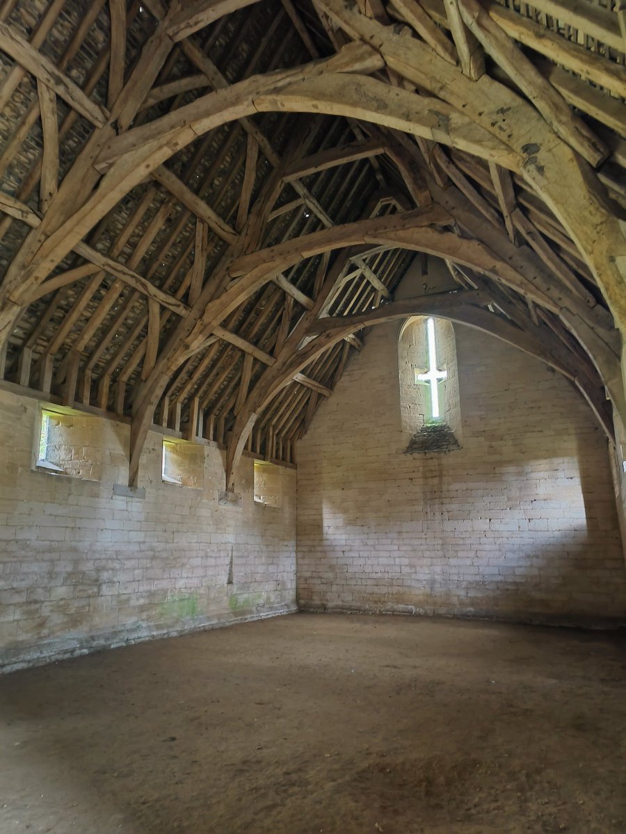 LadyGrace27's tweet photo. The barn stands as a monument to the building techniques of yesteryear...
Tithe barn, Bradford on Avon. 

#tuesdayvibe #tithebarn #saxonbarn #outandabout https://t.co/J7AcsiG2Y7