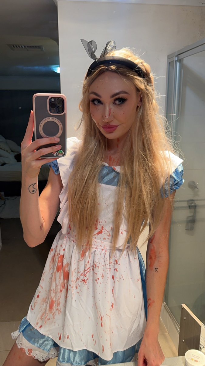 LIVE 🔪🩸

Halloween themed cooking stream 🎃 👻 

Twitch 👉🏽 KIKI