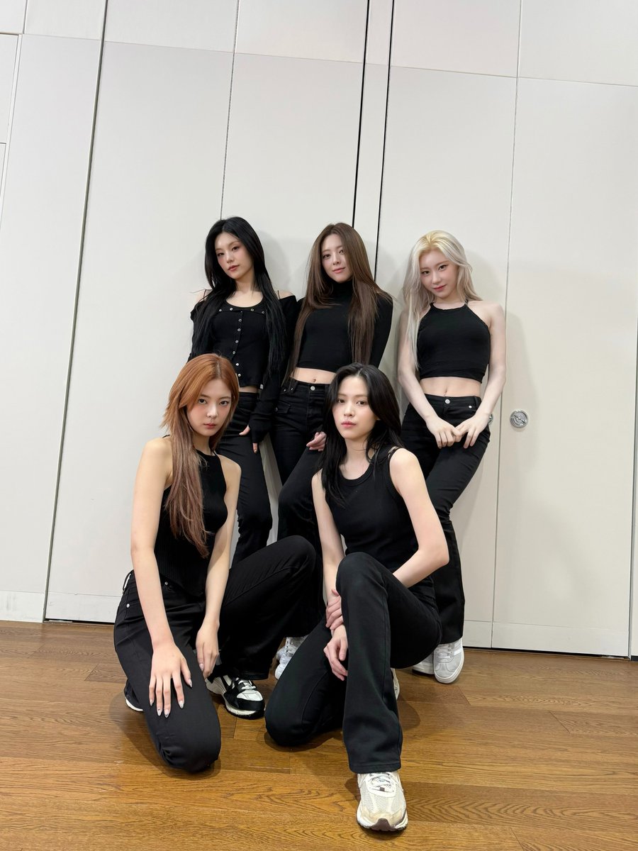 ITZYofficial's tweet photo. ITZY "Imaginary Friend" Dance Practice

🤍 COMING SOON 🤍
2024.10.30 WED 0AM (KST)

#ITZY #MIDZY @ITZYofficial
#ITZY_GOLD
#ITZY_ImaginaryFriend https://t.co/qyUyf0zKze