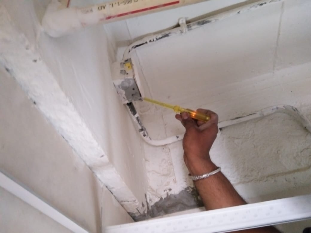 nemmadi_in's tweet photo. Our latest inspection uncovered something surprising: #currentleakage at a gear #PowerPoint hidden above a #falseceiling. Imagine if this had gone undetected—it’s an unseen hazard with potentially serious consequences. 

Visit: https://t.co/zELye6RYbV

#ElectricalSafety https://t.co/qTU7Rwihd3