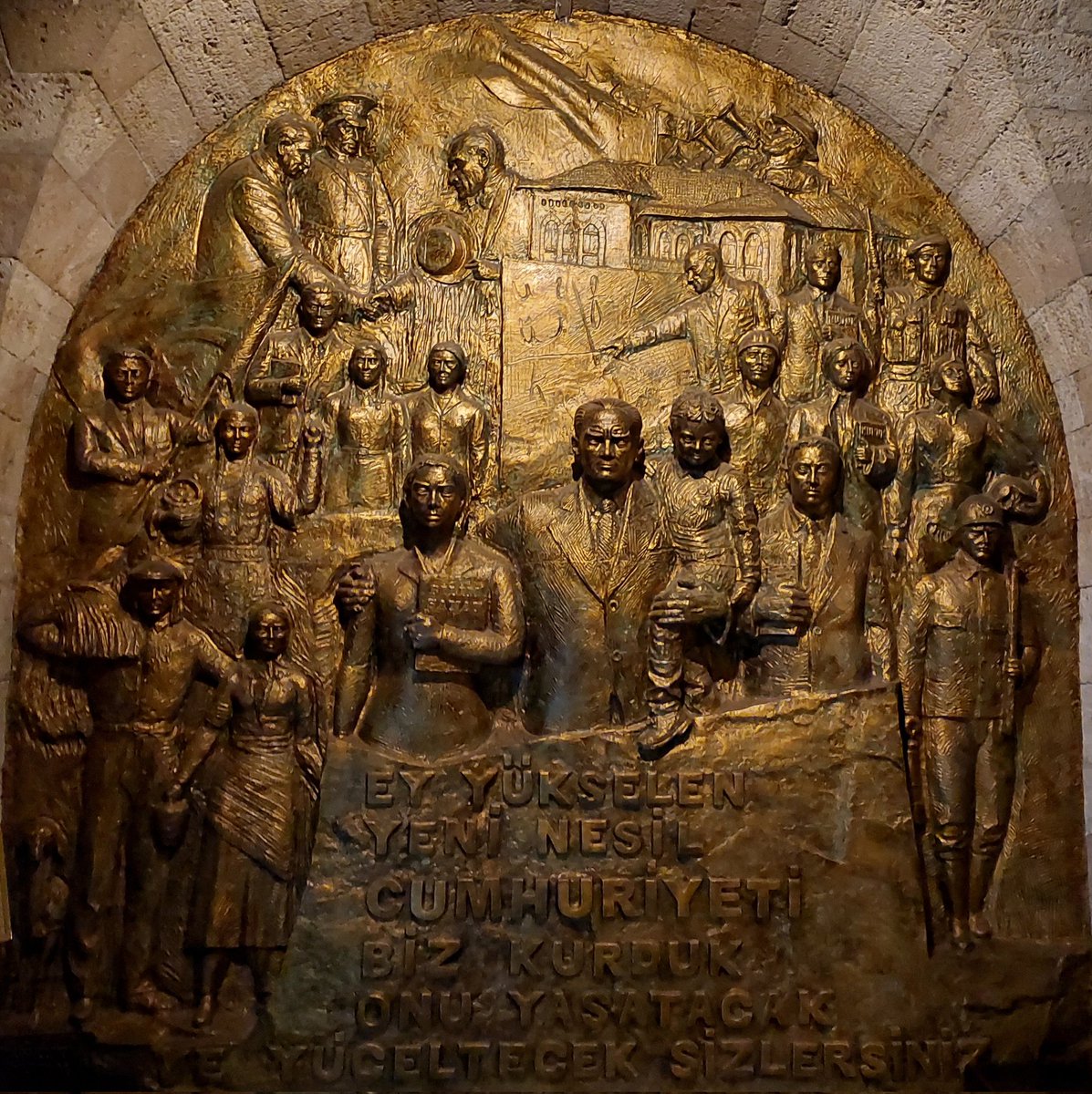 Cumhuriyet'imizin 101. yaşı kutlu olsun.
Ne mutlu Türk'üm diyene!
🤍🇹🇷