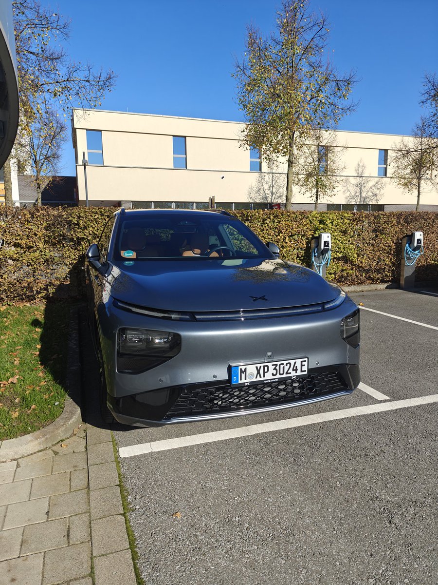 Dominik1409's tweet photo. Seit Freitag im Test für @TechnikNewsNET der @XPengMotors #G9Performance
Ein wahres Lademonster mit bis zu 320 kW im Peak. 550 PS Allrad mit Luftfahrwerk und tatsächlich gar nicht Mal so viel Verbrauch.
Software ist auch top, wie auch schon beim P7 letztens.
Gibt es Fragen? https://t.co/4eECWQ5FUZ