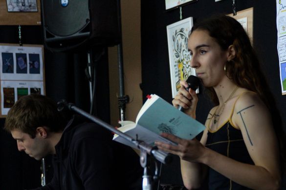 RIFQA: HONENGATIK EGITEN DUGU DANTZA
Eider Beobide eta Xalba Ramirez 
poesia eta musika  

Azaroak 6 IRUÑEA 19:30 
<a href="/labasarea/">LABA</a>-n <a href="/Karrikiri/">Karrikiri Elkartea eta Denda</a>-k antolatuta 

Azaroak 10 ARRASATE 19:00 
<a href="/IratiTaberna/">Irati Libre</a> 

Azaroak 13 BILBO 19:00 
<a href="/ZirikaBilbo/">Zirika! herri gunea</a> 

katakrak.net/eus/argitaletx…