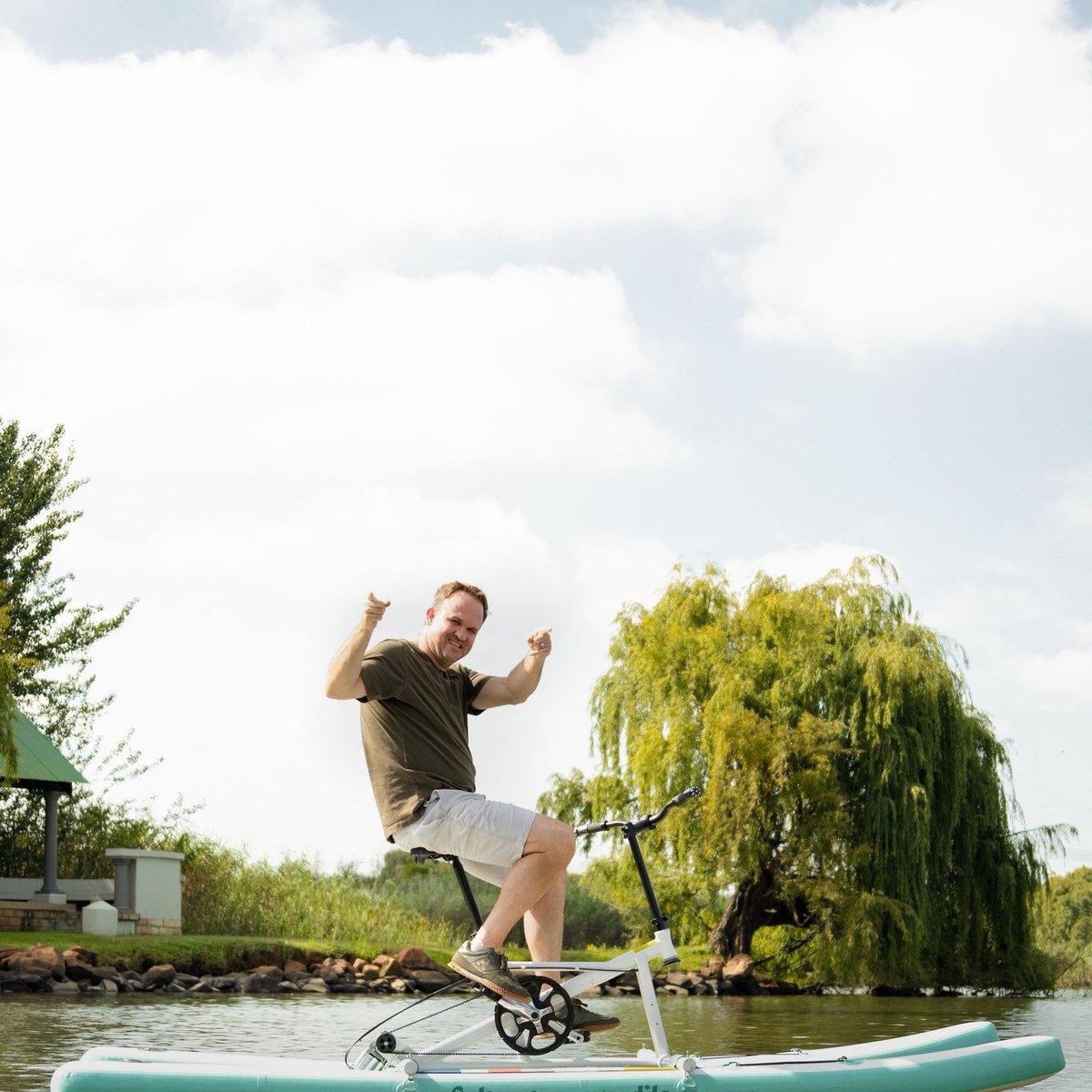 RobbieWessels's tweet image. Ontmoet jou nuwe gunsteling fiets.👌😎 

Hy kan opvou, hy pas klein en kompak in jou kattebak. Die Robski waterfiets is reg vir enige avontuur.

Kry joune vandag by info@robskileisure.com

 #FoldableFun #waterlovers #WaterExplorationSA #BikeBoat #robski #outdoorescape #outdoorfun