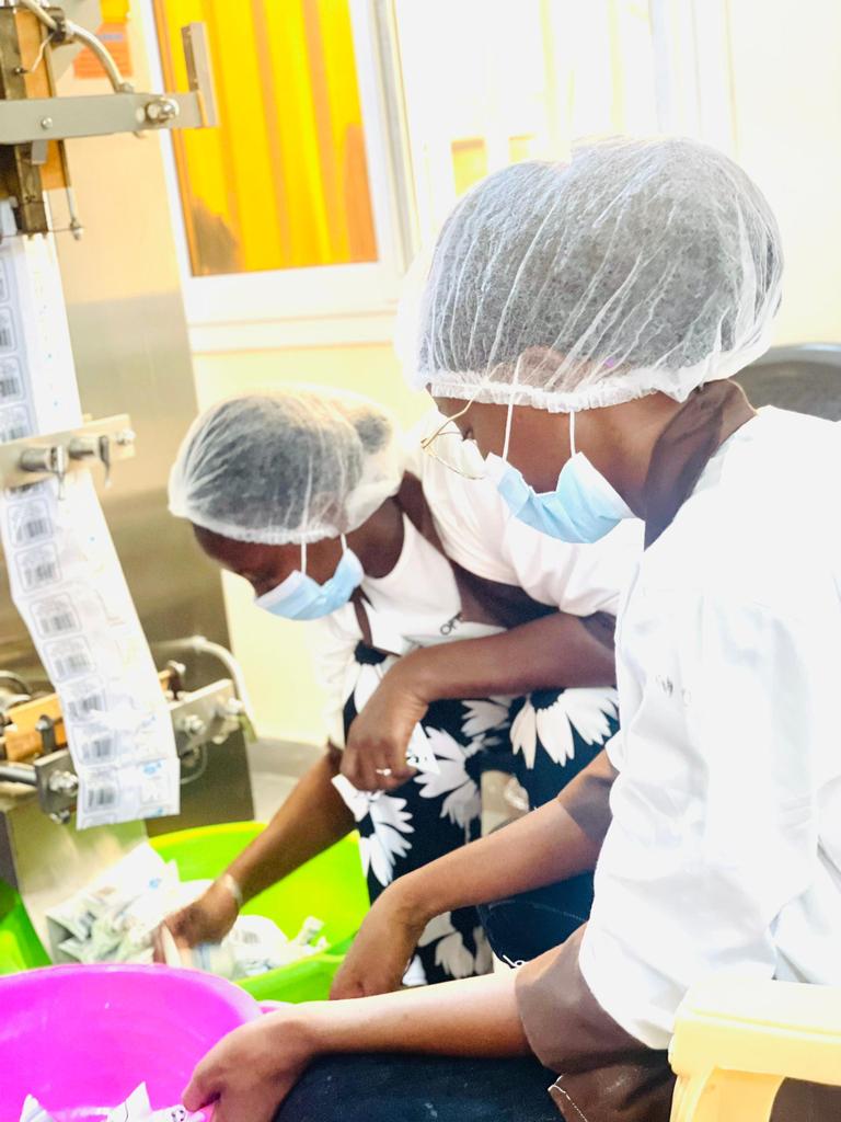 imsas_sn's tweet photo. Les étudiants  BTS Agro de l'IMSAS  en stage au GIE Alhamdulilah de Saint -Louis spécialisé dans la transformation entre autre le lait, les céréales...

#BTSAgro #IMSAS #Stage #ProductionLait #AgricultureDurable #FilièreLaitière #InnovationAgricole #ÉtudiantsEngagés https://t.co/UWDwVV8SSo