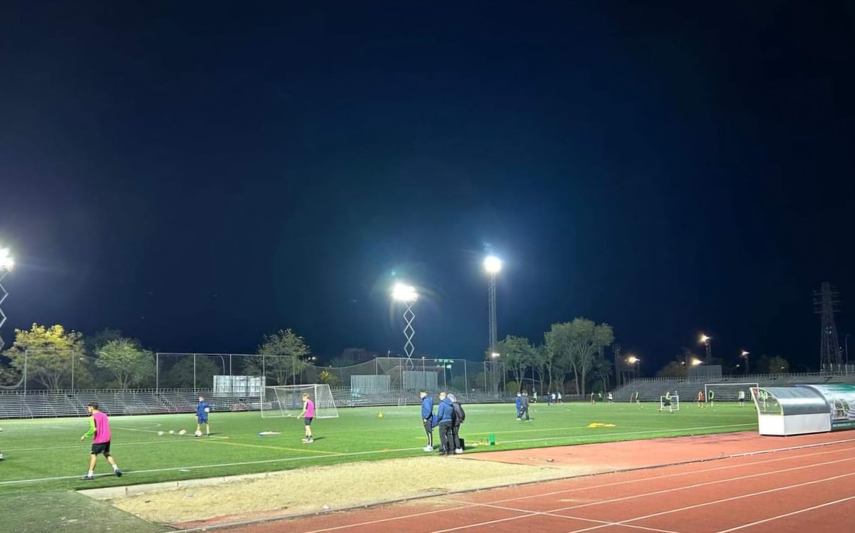 Todo listo para vivir un día inolvidable en el campo de Las Américas de #Parla.

Un trabajo perfecto de coordinación entre el <a href="/AytoParla/">Ayuntamiento de Parla</a> y <a href="/ParlaEscuela/">Parla Escuela-Fair Play</a>  para que todos los detalles estén a punto en el partido de la fase final de la #CopaDelRey entre el Parla Escuela y Valencia