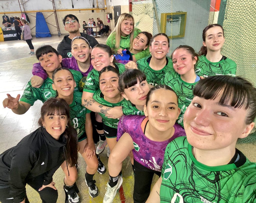 tiaraamedina_'s tweet photo. último provincial en juveniles y siendo campeonas, no puedo pedir más💚 https://t.co/qyHKFXMzlJ