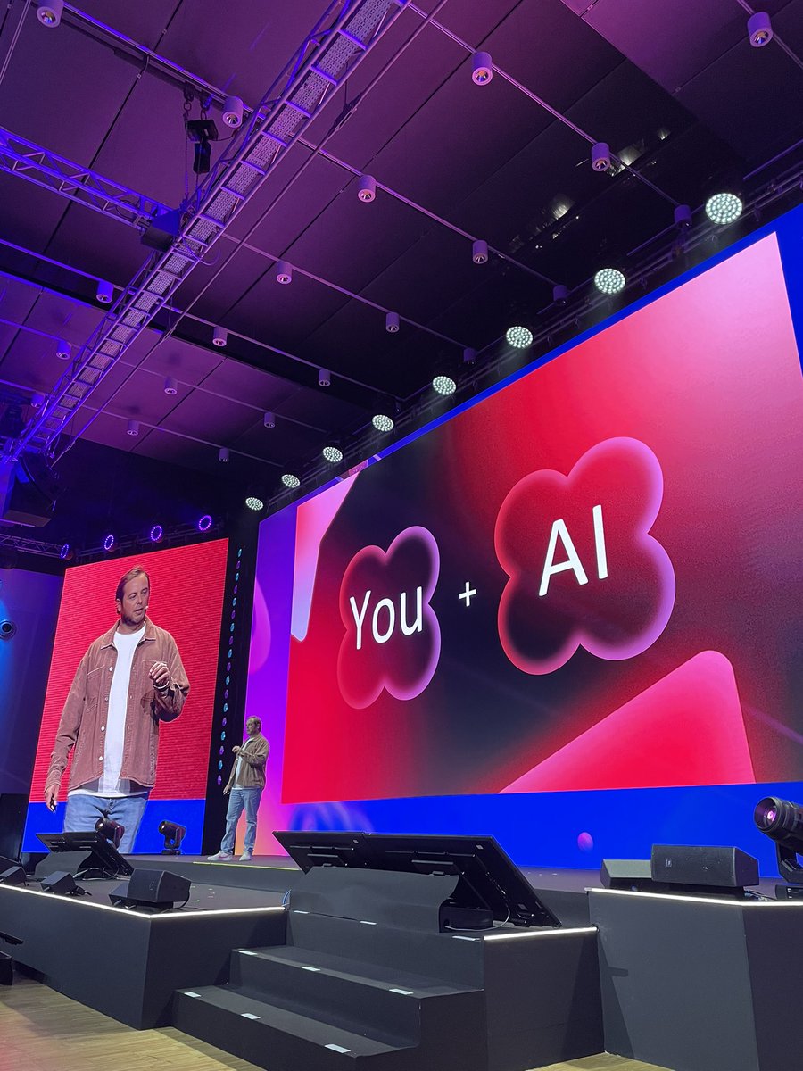 Natttinattt's tweet photo. Amir Ariely, Global Creative Director, direttamente da Google New York, ci spiega questa nuova intersezione tra intelligenza artificiale e l’uomo con la sua creatività e l’innovazione nel mondo adv. #intersections24 #googleAI @IABItalia https://t.co/6qvrF5kXsB