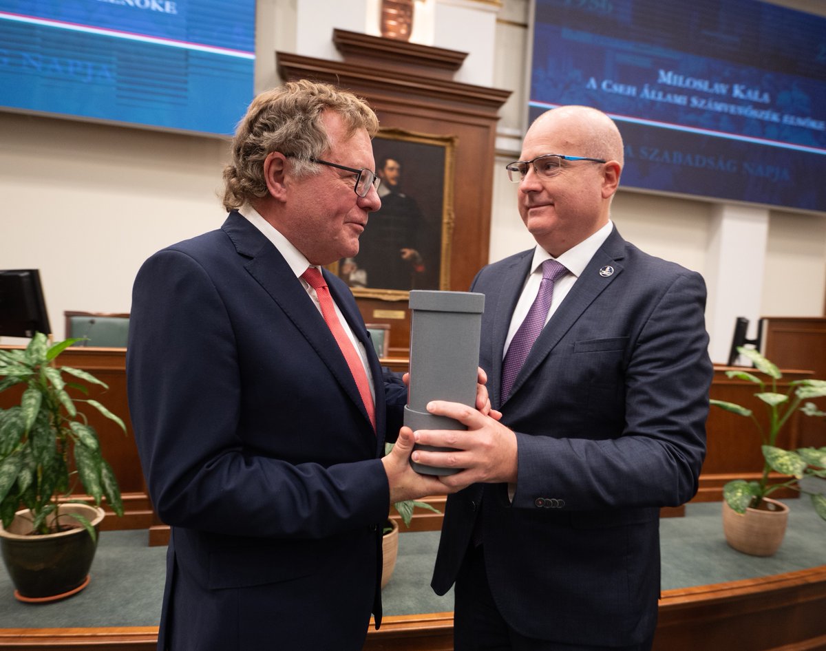 SAOofHungary's tweet photo. At the commemorative ceremony of 23rd October, dr.  Windisch László presented the highest recognition of the #SAOofHungary, the SAO Grand Prize. This year, the award was accepted by @miloslav_kala , President of the Supreme Audit Office of the Czech  Republic. https://t.co/2NDSv8isaN