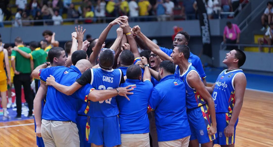 EmbaVEespana's tweet photo. Venezuela se titula tetracampeón sudamericano de baloncesto 2024 @Mippcivzla #GeneracionDeOro https://t.co/XNRgHjWp0B https://t.co/6zE4pcesro