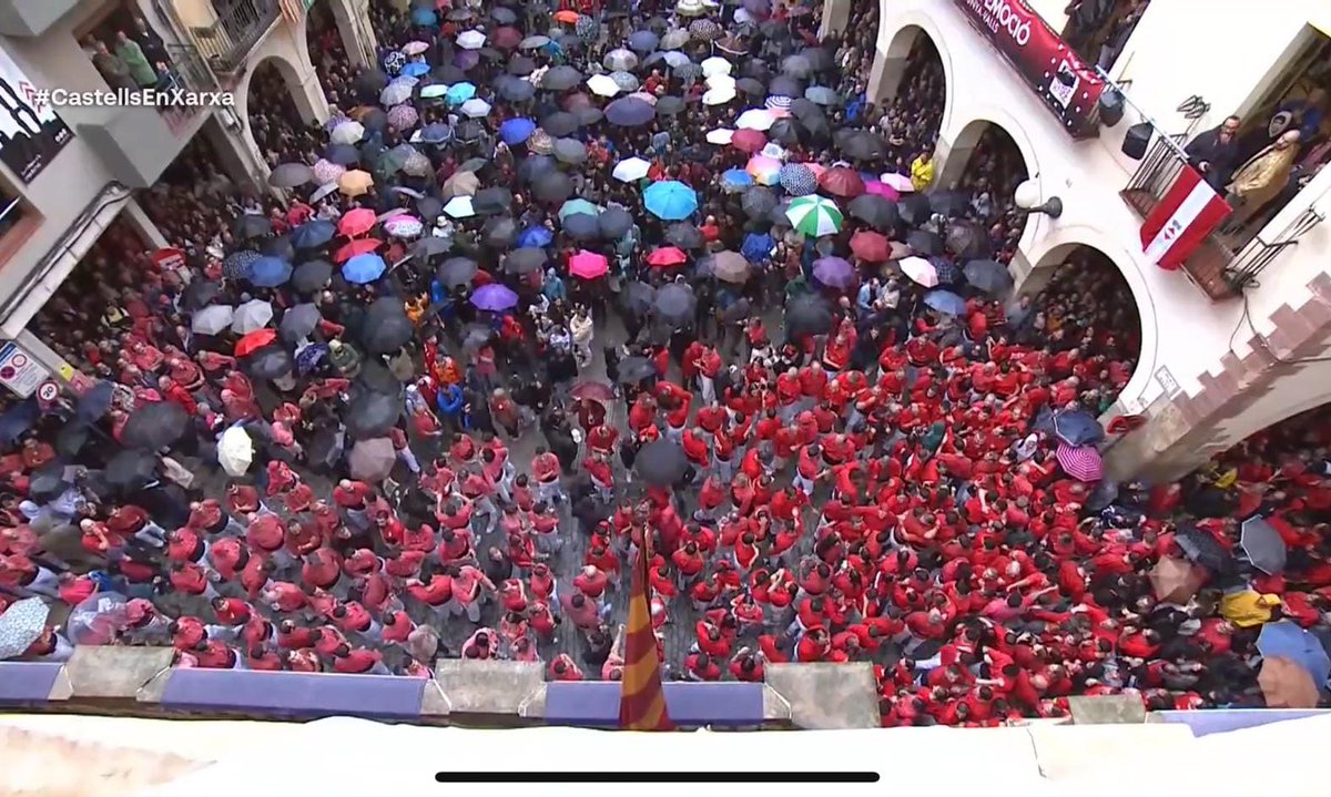 xusmarrilles's tweet photo. Ens mullem perquè vam estar 1 hora de rellotge per dos intents desmuntats de 3de10 que no anaven enlloc, i sense lloc per la majoria de la pinya.

Tant de bo al Bruch hi hagués lloc per a tots.

I on éreu valtrus? Perquè n'hi ha poquets mullant-se.

#castells https://t.co/mGGvvCiRIK