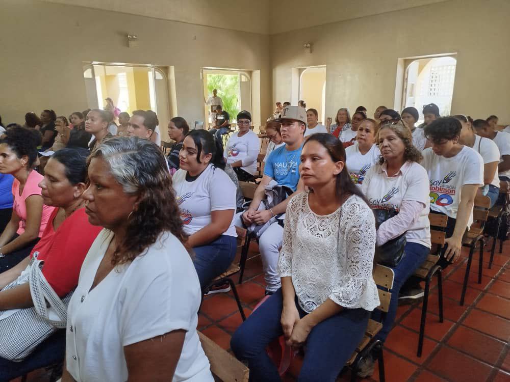 Nueva Esparta rindio honores  al Maestro Simón Rodríguez en los 255 años de su natalicio en la Unidad Educativa nacional Bolivariana Grupo Zulia, celebrando  la Patria Libre de Analfabetismo.

<a href="/NicolasMaduro/">Nicolás Maduro</a> 
<a href="/HectoRodriguez/">Héctor Rodríguez C.</a> 
<a href="/MisinRobinsonP2/">Luis Raul Padrón</a> 
@MPPEDUCACION 
<a href="/Alessandrellove/">GIUSEPPE ALESSANDRELLO</a>