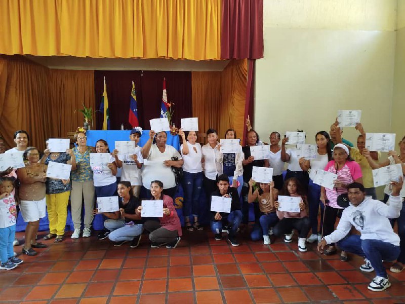 M_RobinsonNE's tweet photo. Nueva Esparta rindio honores  al Maestro Simón Rodríguez en los 255 años de su natalicio en la Unidad Educativa nacional Bolivariana Grupo Zulia, celebrando  la Patria Libre de Analfabetismo.

@NicolasMaduro 
@HectoRodriguez 
@MisinRobinsonP2 
@MPPEDUCACION 
@Alessandrellove https://t.co/ppISu9iepQ