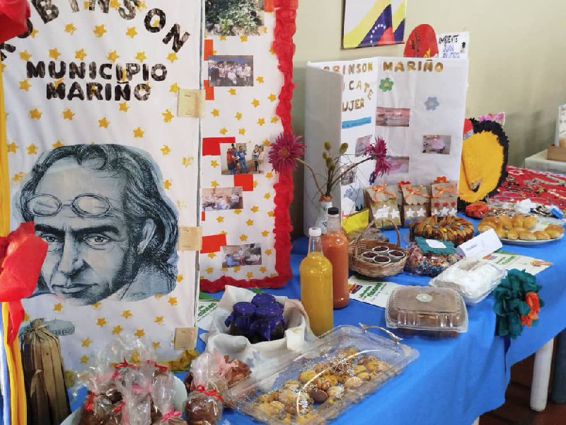 M_RobinsonNE's tweet photo. Nueva Esparta rindio honores  al Maestro Simón Rodríguez en los 255 años de su natalicio en la Unidad Educativa nacional Bolivariana Grupo Zulia, celebrando  la Patria Libre de Analfabetismo.

@NicolasMaduro 
@HectoRodriguez 
@MisinRobinsonP2 
@MPPEDUCACION 
@Alessandrellove https://t.co/ppISu9iepQ