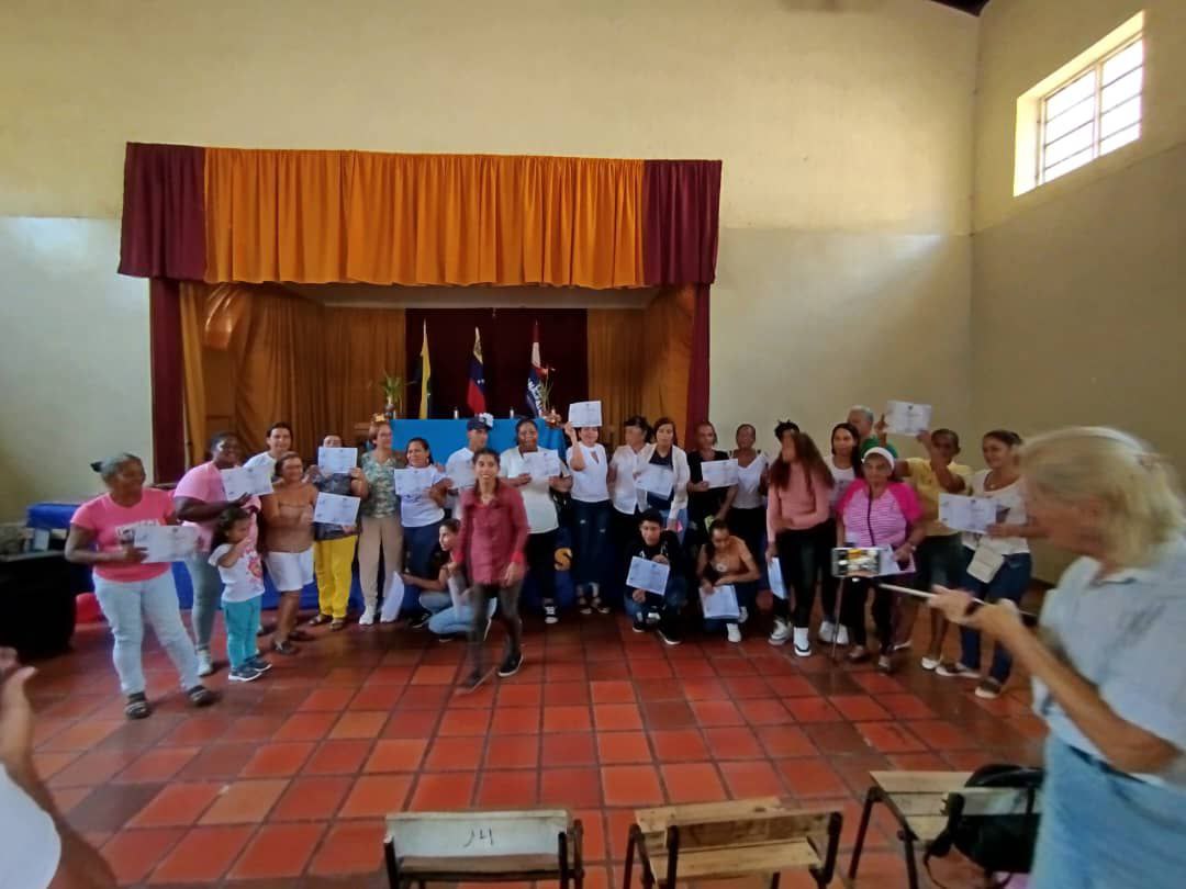 M_RobinsonNE's tweet photo. Nueva Esparta rindio honores  al Maestro Simón Rodríguez en los 255 años de su natalicio en la Unidad Educativa nacional Bolivariana Grupo Zulia, celebrando  la Patria Libre de Analfabetismo.

@NicolasMaduro 
@HectoRodriguez 
@MisinRobinsonP2 
@MPPEDUCACION 
@Alessandrellove https://t.co/ppISu9iepQ