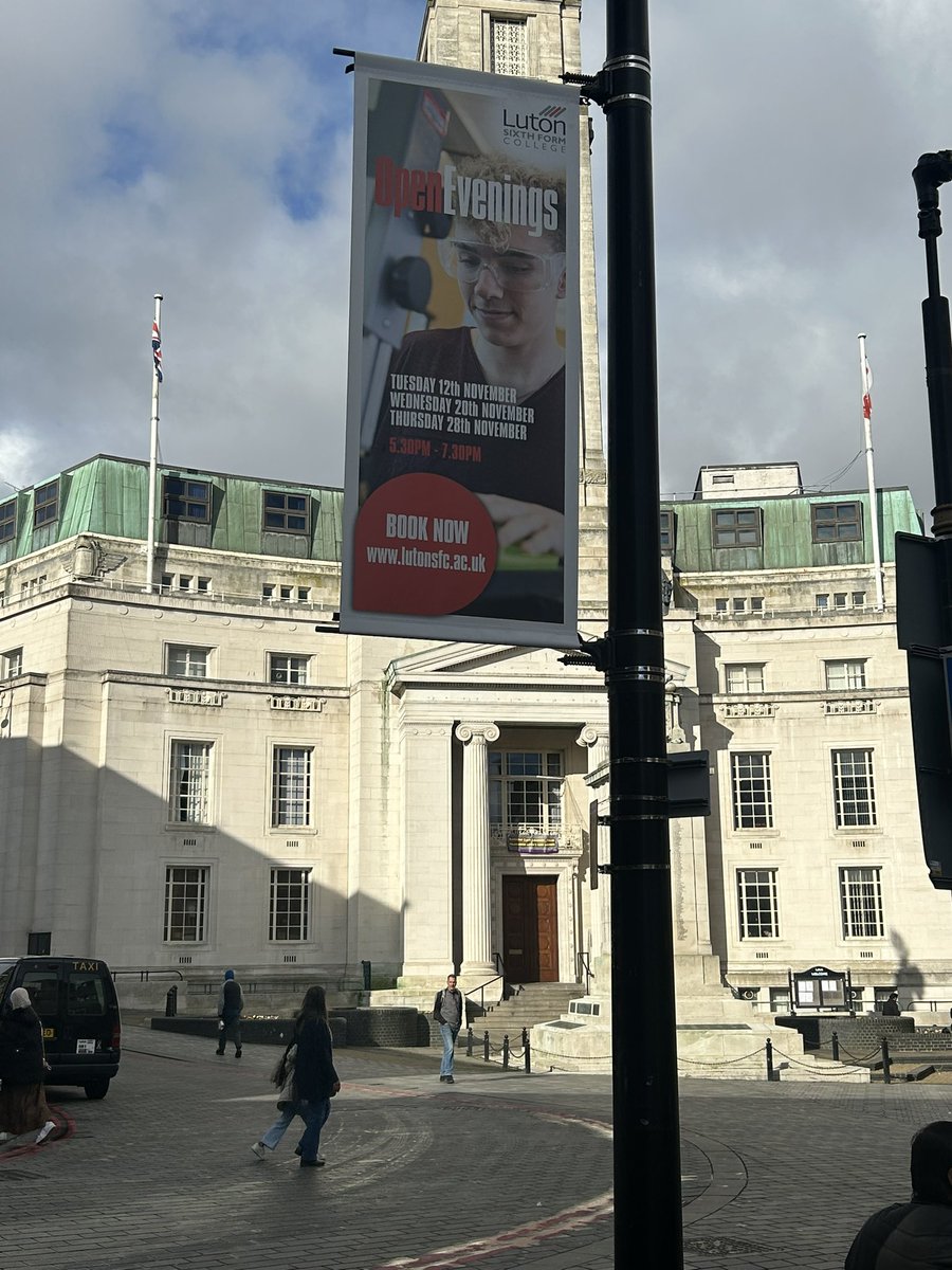 SineadMcNamara3's tweet photo. Lamp post banners brightening up our high street @LutonSixthForm @love_luton 

#StepforwardLuton 
#Openevening 

@anisah_akhtar @AltafLSFC https://t.co/er65PDzox8