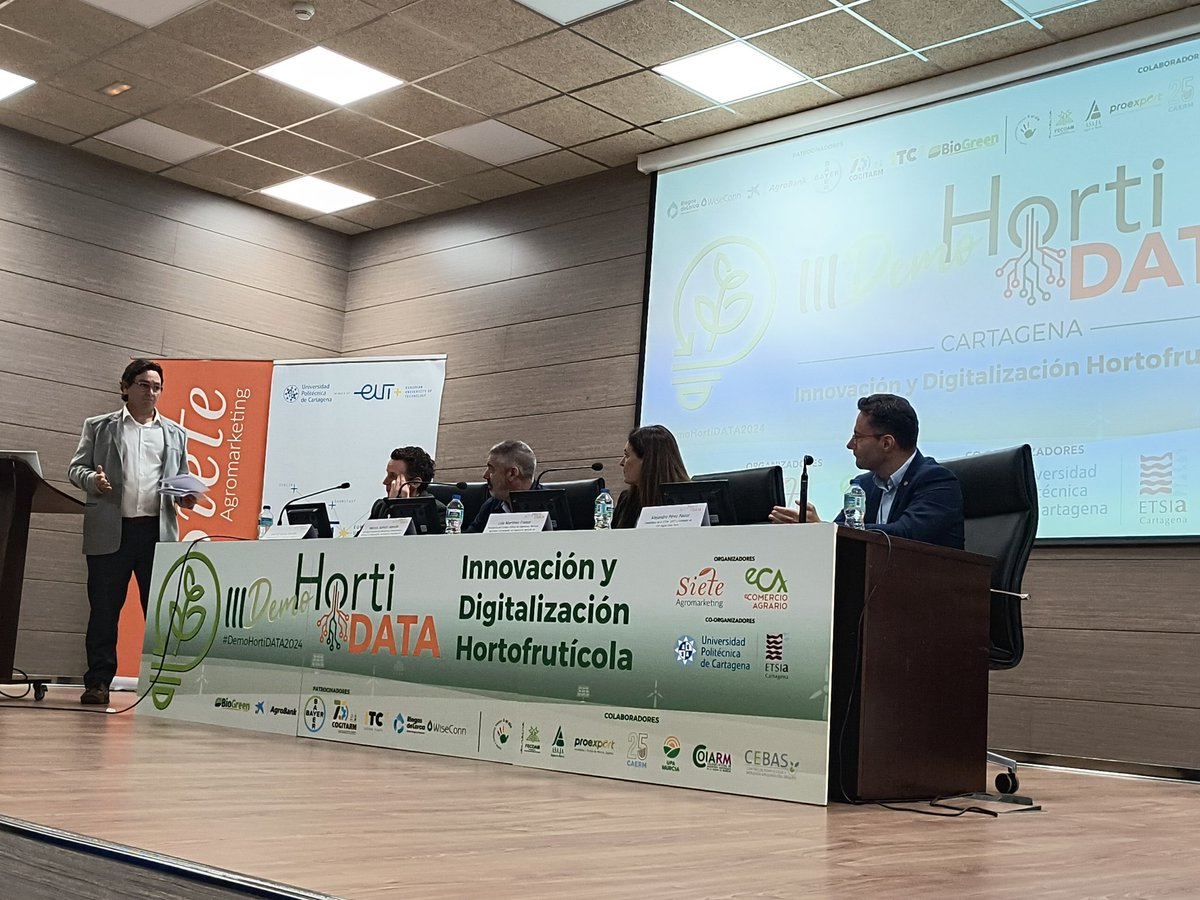 HortiData's tweet image. ↘️ Tenemos que traer nuevas ideas, nuevas #tecnologías, y seguir investigando en temas que sean provechosos con la colaboración de las administraciones públicas.↪️ Esto es una de las principales conclusiones de esta #tertulia 👉🏽 III #DemoHortiDATA2024