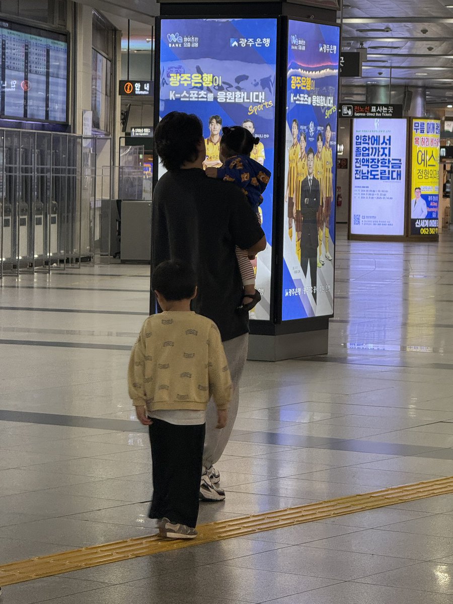 아까 유스퀘어에서 류지혁 선수 봤어요 🥹
웬 남자 애기가 피칭모션 하고 있길래 보니까 선수님과 가족분들이었다는 ,,
삼성에서두 항상 건야 행야 .. !!! 💪🏻 🍀