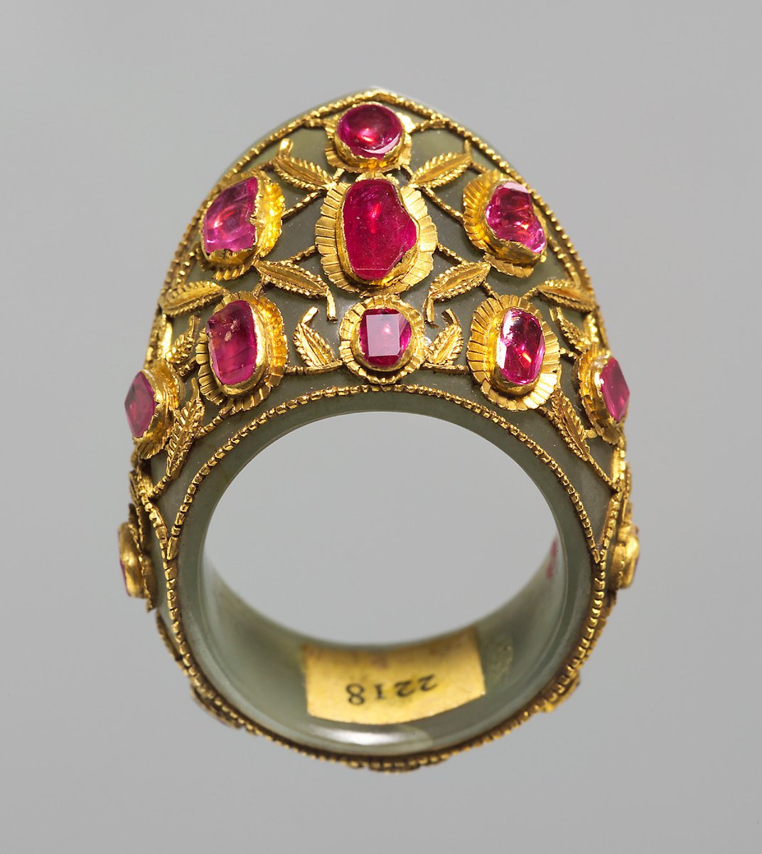 jdmccafferty's tweet photo. A bow ring from Istanbul,  2nd half of the 16th century  Nephrite, gold, rubies.

(Kunsthistorisches Museum Wien) https://t.co/DPrZcIZRoU