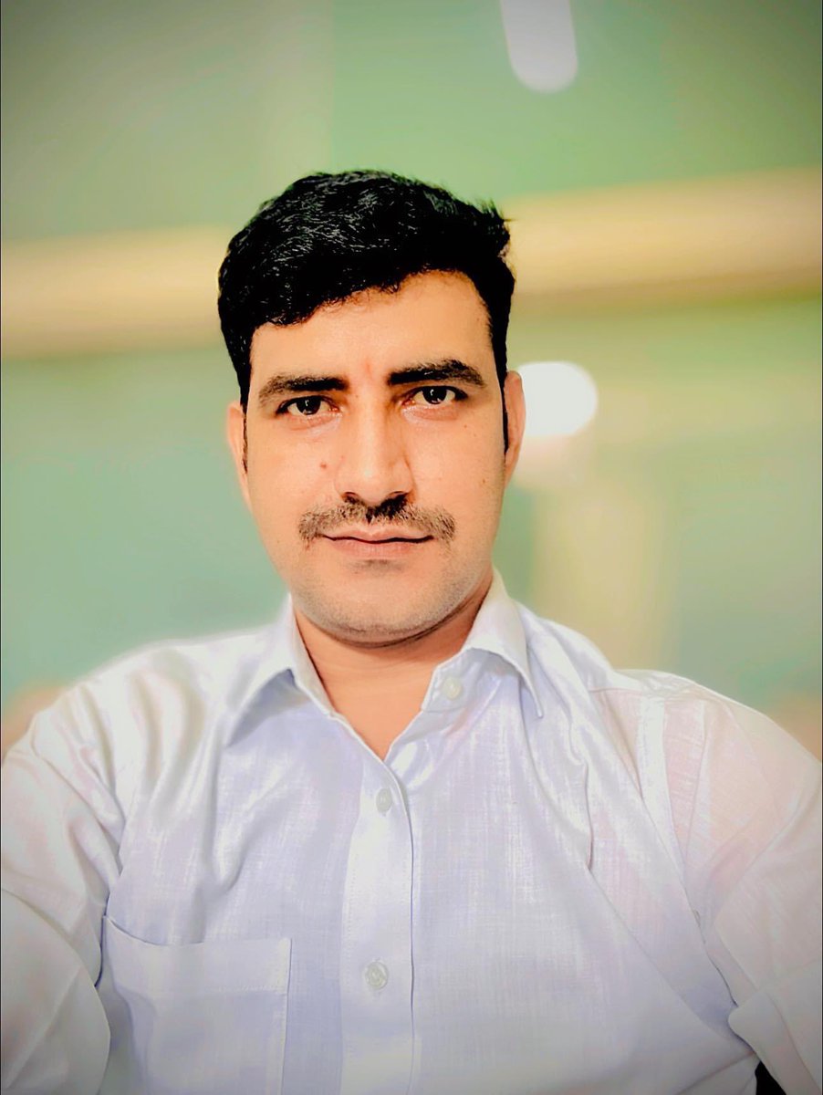 लोगों की नज़रों में, फर्क अब भी नहीं है.....
पहले मुड़ कर देखते थे,
अब देख कर मुड़ जाते हैं। 🙂😊🙏
#alwaysbehappy 
#BePositiveBeHappy 
#enjoylife #शुभ_संध्या