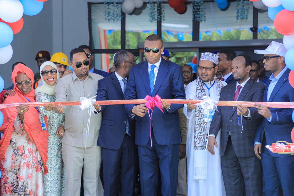 Somalicabletv's tweet photo. #Somalia’s Prime Minister @HamzaAbdiBarre inaugurated the largest Emergency Centre in the nation at Madina Hospital in #Mogadishu. This new facility is designed to handle up to 200 patients with critical injuries and offering advanced medical treatment. https://t.co/NQD8NSPoWH
