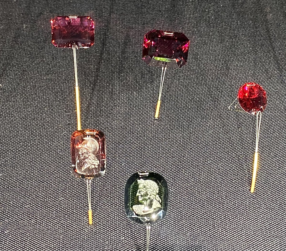 My attempt at a spooOOooky Guess the Gem this week!! What mineral group do you think these ghostly and reddish gems are? Hint: A crystal of this mineral group may have a variety of colours. #GuessTheGem #Halloween #GeoscienceTwitter
