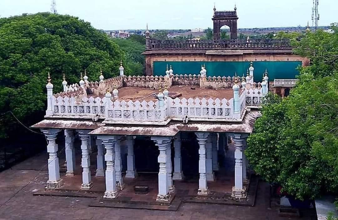 ಅನುಭವ ಮಂಟಪನೇ ನುಂಗಿ ನೀರು ಕುಡಿಯೋ ವಕ್ಫ್ ಬೋರ್ಡ್ಗೆ ಇನ್ನ ವಿರಕ್ತಮಠಗಳು ಯಾವ ಲೆಕ್ಕಾ ಅಲ್ವಾ.. 

ಬುದ್ದ ಬಸವ ಅಂಬೇಡ್ಕರ್ ಅಂತ ನಾಟಕ ಮಾಡೋ HSM ಗಳು ಇವಾಗ ತಮಿಳುನಾಡಿನ ಪೆರಿಯಾರ್ ಅಕ್ರಮ ಪಿಂಡ ವಿಜಯ್ ಅಂತ ಚಿಪಟಿ ಮಗಂದು ಬೂಟ್ ನೇಕ್ತಿದರೆ.. 

ಎಚ್ಚರಿಕೆ ಹಿಂದೂ ಬದಲಾಗು..