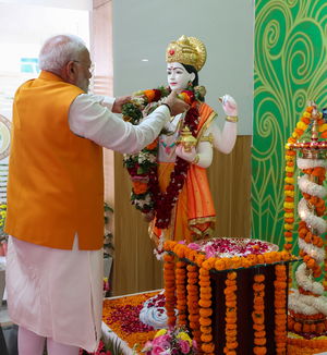 BJP4India's tweet photo. Prime Minister Shri @narendramodi visited an exhibition at inauguration of various projects related to health sector.

Glimpses. https://t.co/pT04AqduW7