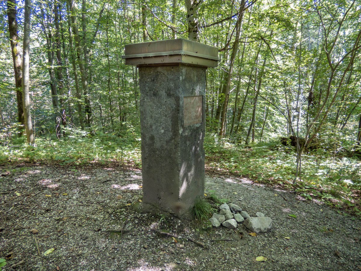 Neuperlach's tweet photo. Ramsee (Andechs): Das verschwundene Dorf
…liegt zwischen Wartaweil (Herrsching) u.dem berühmten Kloster Andechs. „Liegen“ ist ein bisschen übertrieben, denn von dem Dorf,das einmal aus 6 Häusern  bestand, ist nichts mehr übrig.Spuken soll es hier dennoch!
https://t.co/fjezQKcyF0 https://t.co/rwi54osfVU