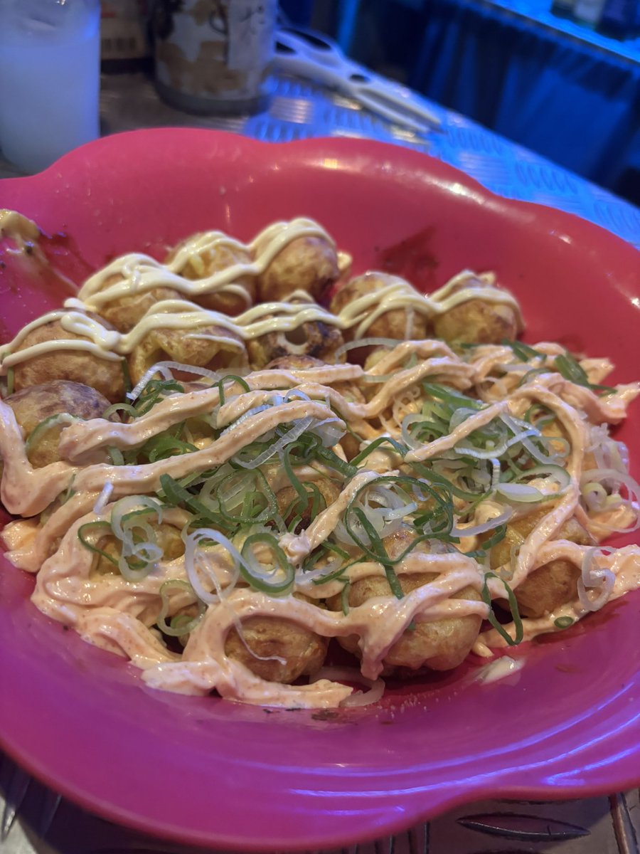 そして終わってからはあつしさんがたこ焼きを作ってくれました🐙

焼くの上手すぎてびっくりしたし、味もしっかり美味しくてずっと焼いてもらってました、、
ライブ終わりの身体に沁みたなあ、、

生地担当とーいもありがとう！
最高の思い出ありがとうございました！