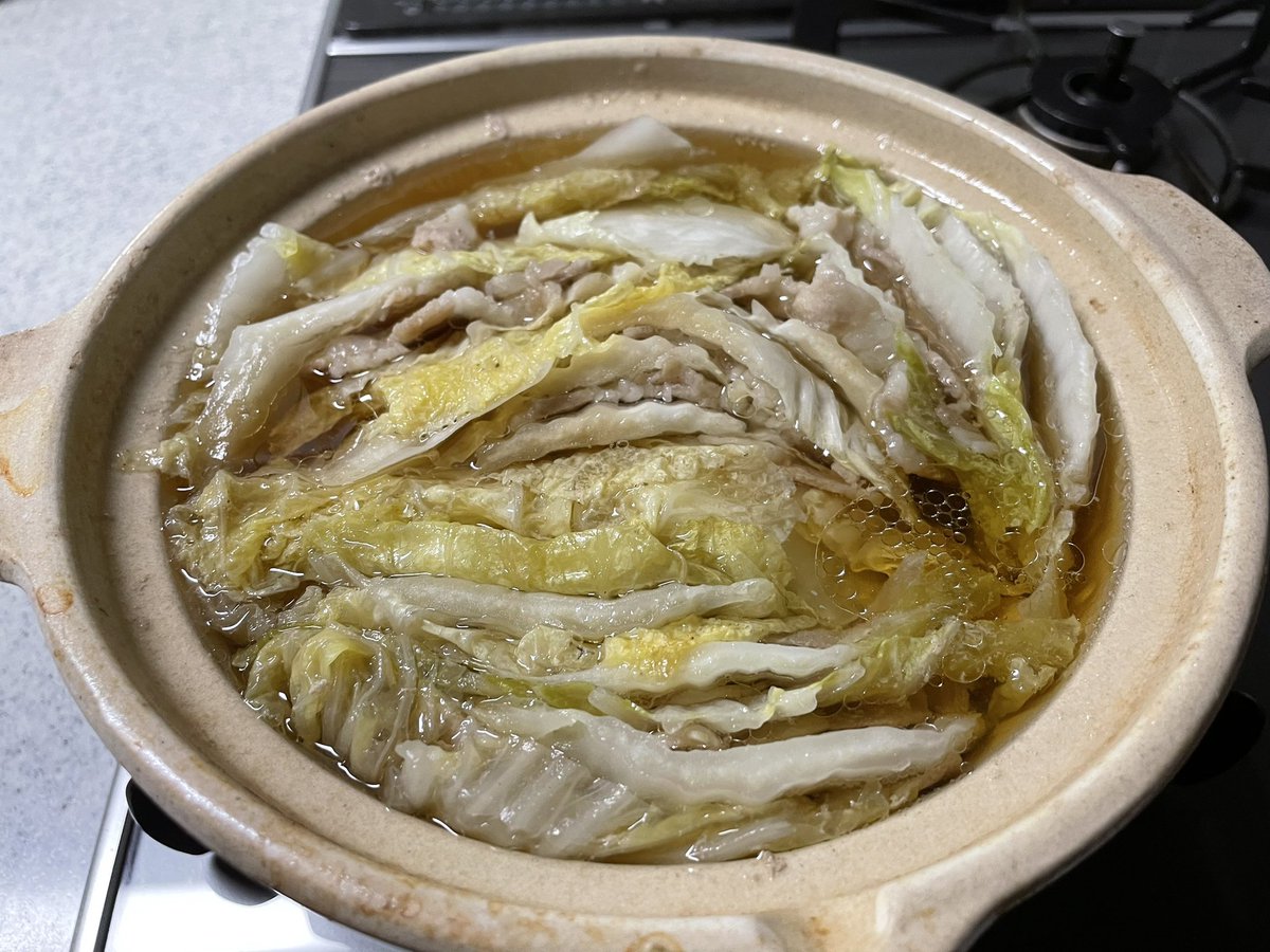 寒くなってきたので今夜は鍋です🍲
豚バラ肉と白菜がたまらぬ