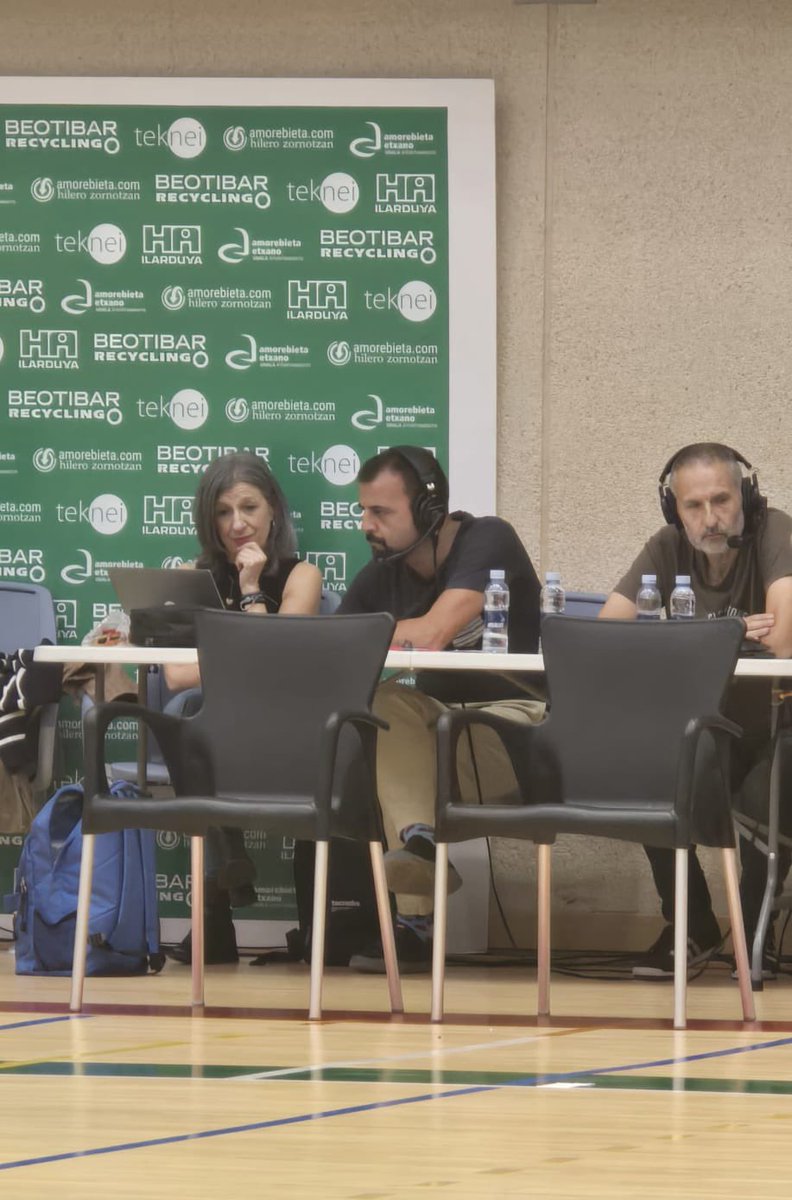 joseangamote's tweet photo. Tenía pendiente agradecer al gran @jr_larrabee el buen rato que pasamos juntos hace unos
días retransmitiendo el partido de nuestro equipo @zornotzast . Lujo para mí sin duda y gran experiencia y reto complicado sustituir a D. @fernanazkune https://t.co/ipL2Rmtsgp
