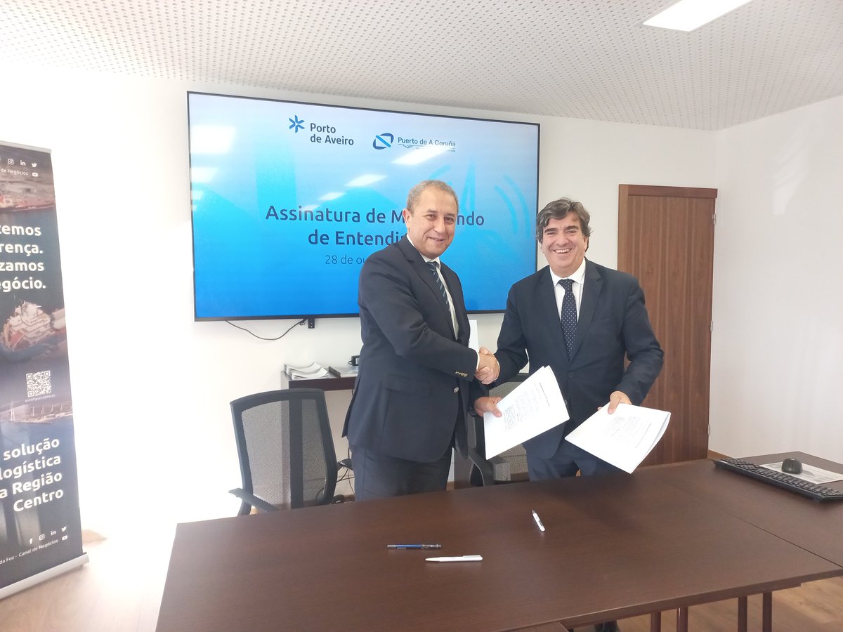 portodeaveiro's tweet photo. 📢 Ontem, dia 28 de outubro, Eduardo Feio, Presidente do Porto de Aveiro, e Martín Fernández Prado, Presidente do Porto da Corunha (@PuertoACoruna), assinaram um memorando de entendimento para promover uma indústria mais verde e sustentável. 

👉 https://t.co/hkvLsNS3M7 https://t.co/GXC1EjzVT7