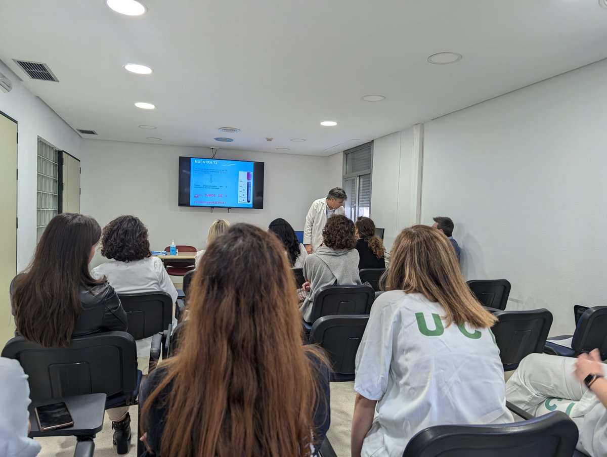 PROAHUVN's tweet photo. Otra magnífica sesión de PROA, en esta ocasión en el servicio de UCI del @hospital_hvn de la mano del intensivista del equipo PROA.
Continuamos con el trabajo bien hecho. https://t.co/Lzc7cEajIf
