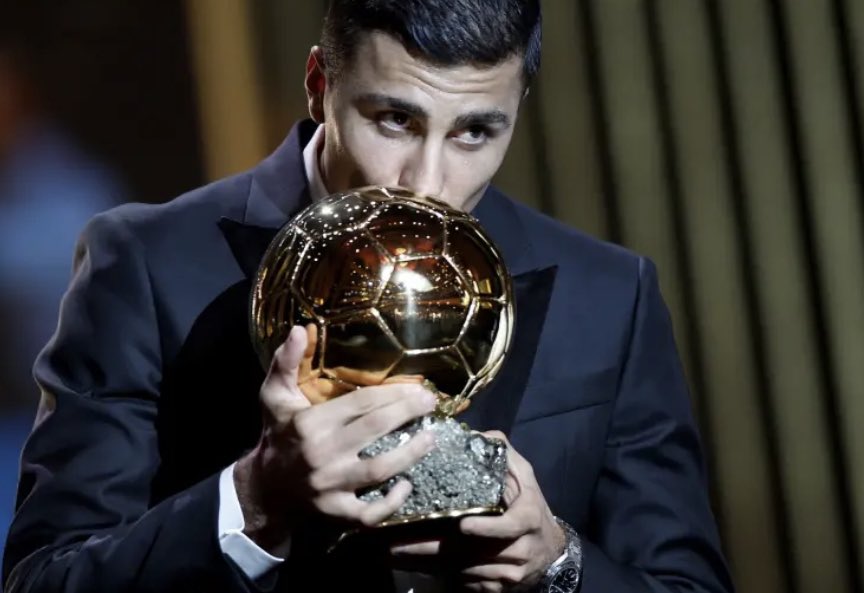 10JoseAlvarez's tweet photo. Rodri le gana en 2 de los 3 criterios a Vinicius, tanto en títulos como en fair play. El otro, el de rendimiento, es subjetivo y Rodri estuvo a un nivel altísimo. Pero es lo de siempre: sino gano un partido es por el árbitro, sino gano el BDO es por la UEFA...el "todos contra mí" https://t.co/sEPLqeYa9r