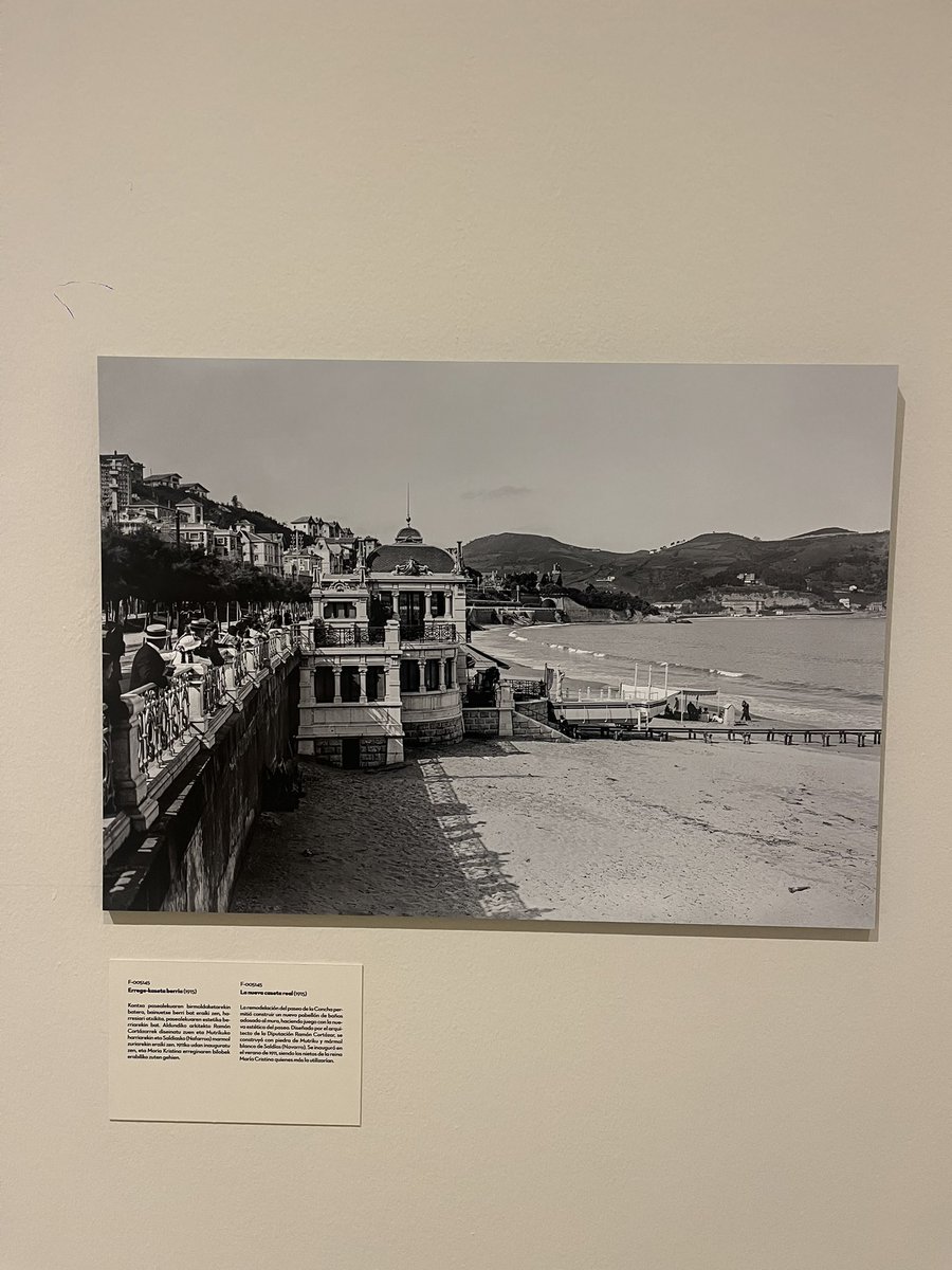 San Sebastian’ın meşhur “La Concha” plajı….San Telmo müzesinde kentin tarihi ile ilgili enfes bir sergi var. Fotoğraf 100 yıllık…bir yüzyılda değişen hiç bir şey yok.