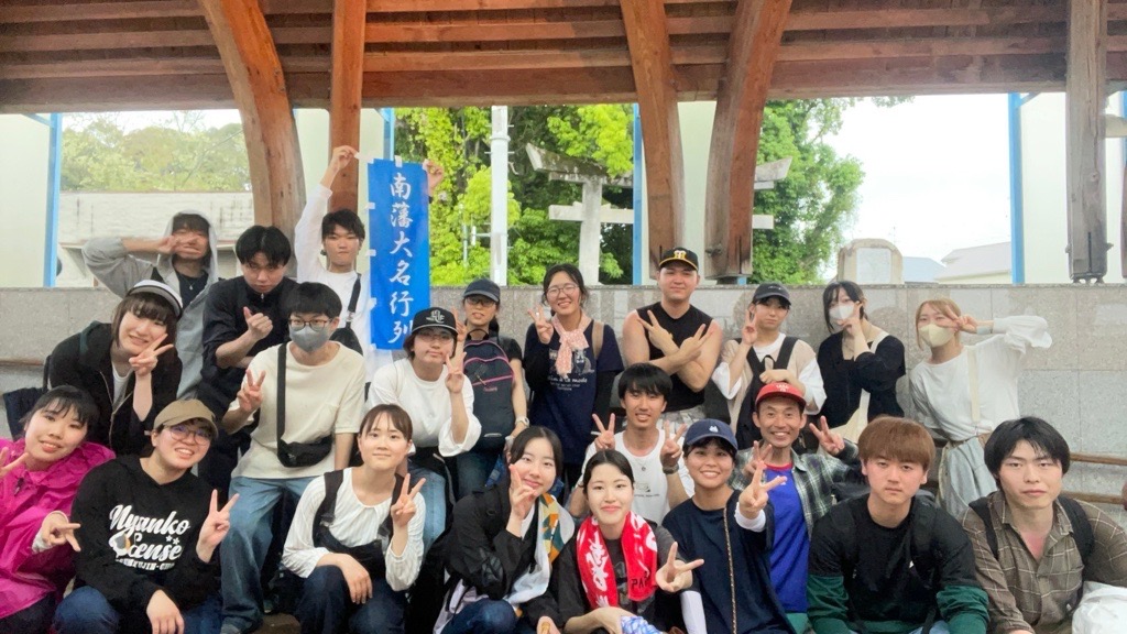 Kyoto_Tachibana's tweet photo. #歴史遺産学科　の学生有志から
なんやらおもろいことしてると聞きまして👂

大学から興福寺まで
奈良街道を37km歩く企画だそう👀
まさに　\\#大名行列🚩//
のぼりが何ともいえませんな～😎

第2段は高槻ー三ノ宮間で
西国街道を計画とのこと！おもろい

#京都橘大学
#南藩
#奈良街道
#知ってホシーノ https://t.co/auM6xk5Qae