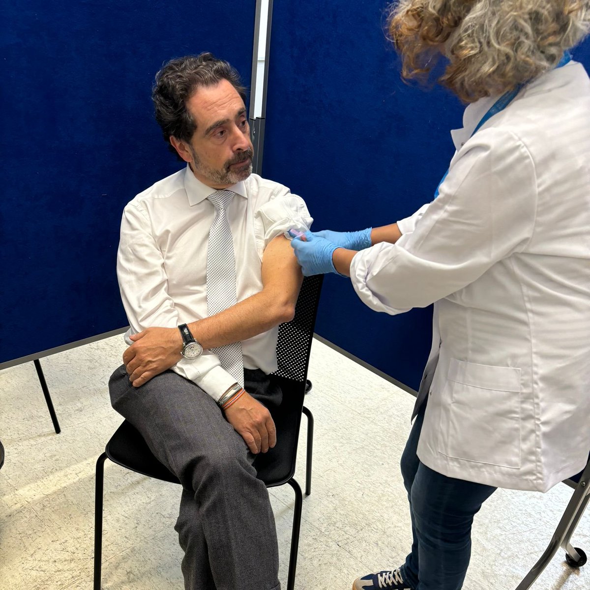 Rector Joan Guàrdia (@rectorub) on Twitter photo Si treballes a la UB, et pots vacunar de la grip als campus de la <a href="/UniBarcelona/">Universitat de Barcelona</a>. Són només cinc minuts i ajuden a evitar contagis, ingressos hospitalaris i complicacions de salut.
intranet.ub.edu/dyn/cms/menu_e… Si treballes a la UB, et pots vacunar de la grip als campus de la <a href="/UniBarcelona/">Universitat de Barcelona</a>. Són només cinc minuts i ajuden a evitar contagis, ingressos hospitalaris i complicacions de salut.
intranet.ub.edu/dyn/cms/menu_e…
